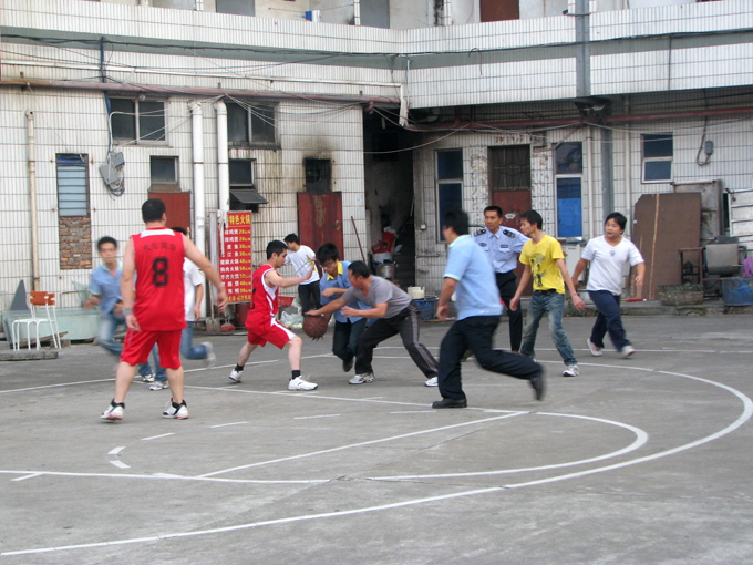 公司行政人員與員工進行友誼籃球賽